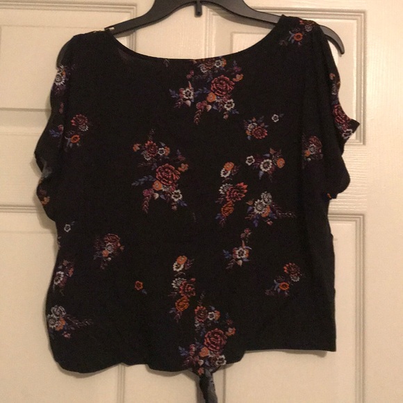 NWT Cold Shoulder Top - Picture 4 of 7